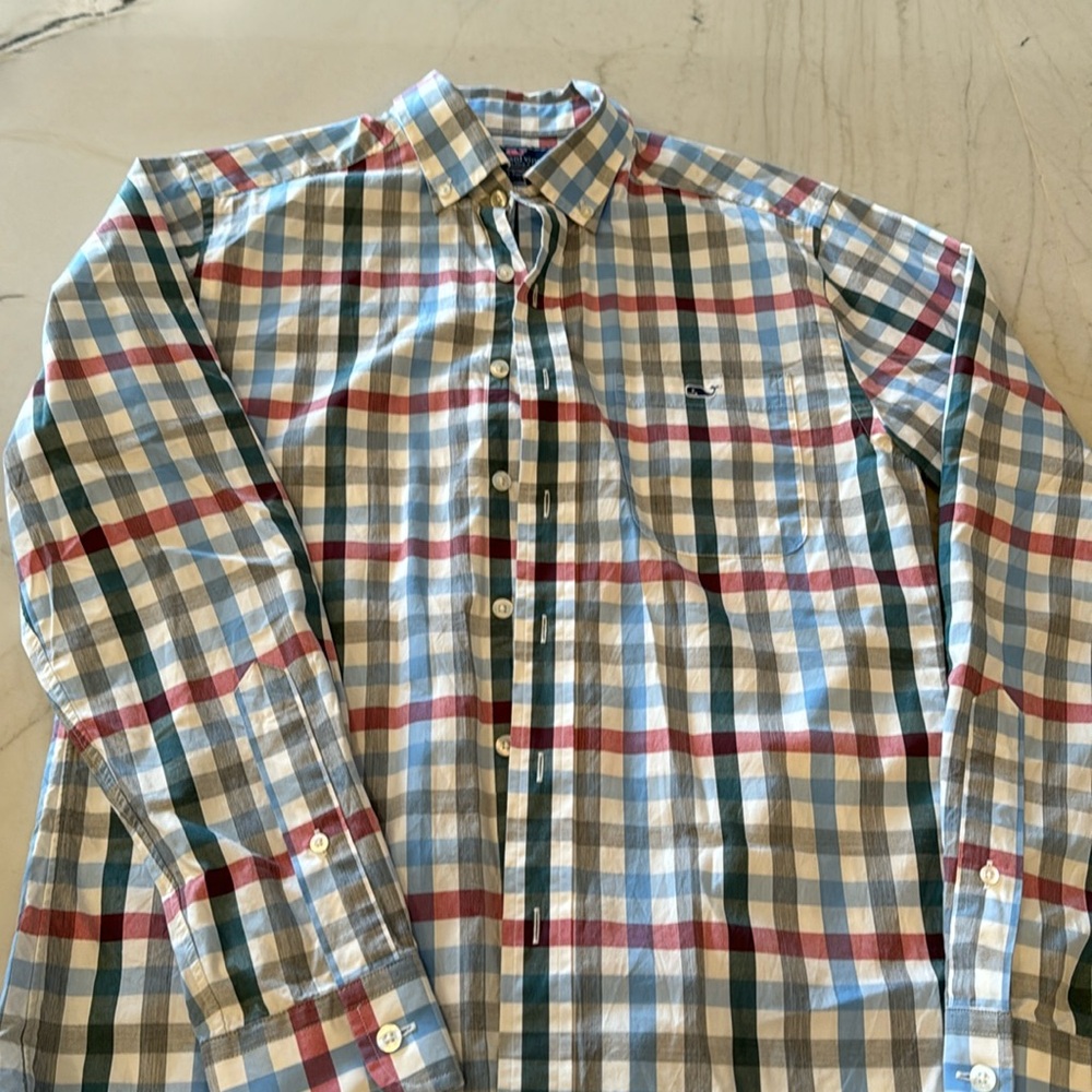 Men’s Vineyard Vines men button down shirt with pocket size small